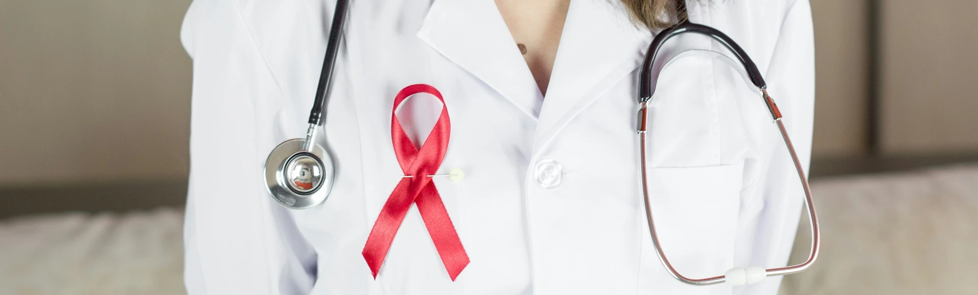 HIV – wirus odpowiedzialny za AIDS przenosi się między innymi przez kontakty seksualne. Prezerwatywy chroniące przed chorobami przenoszonymi drogą płciową znajdziesz w Aptece Centralnej.