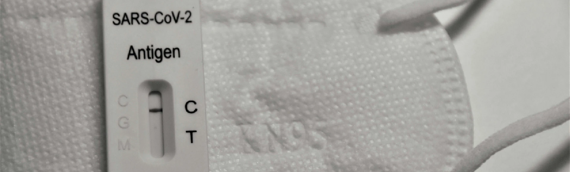 Przenoszony drogą kropelkową wirus SARS-CoV-2 powoduje chorobę zakaźną COVID-19. Niezbędne w profilaktyce koronawirusa maseczki ochronne i płyny dezynfekujące znajdziesz na Centralna.pl