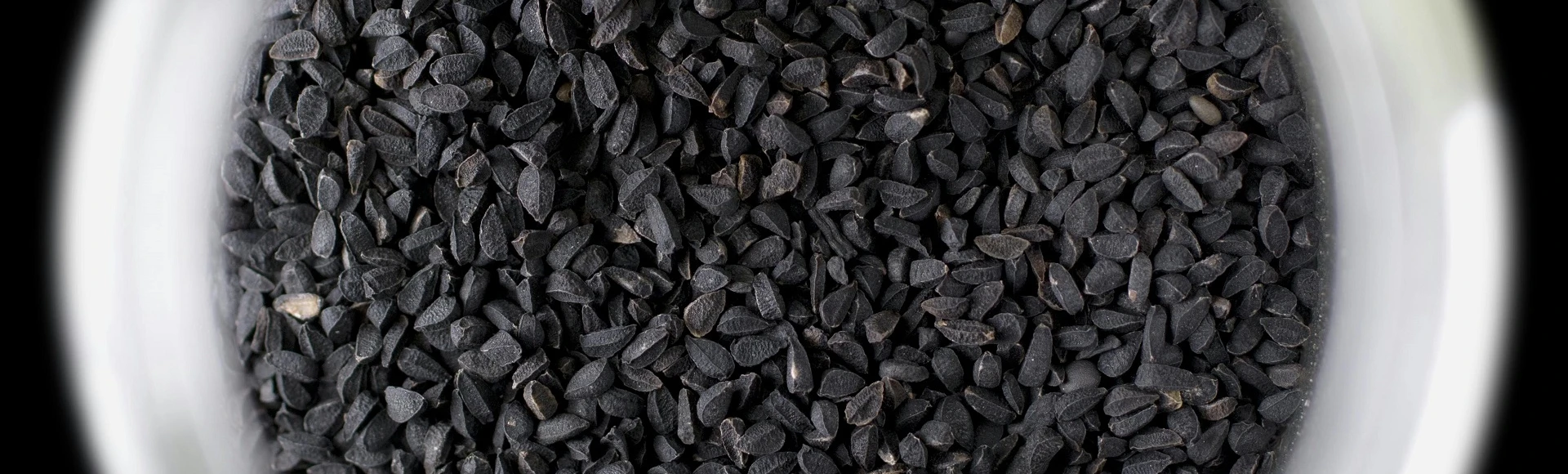 Czysty olej z czarnuszki oraz wygodne kapsułki z olejem z czarnuszką znajdziesz w Aptece Centralnej.