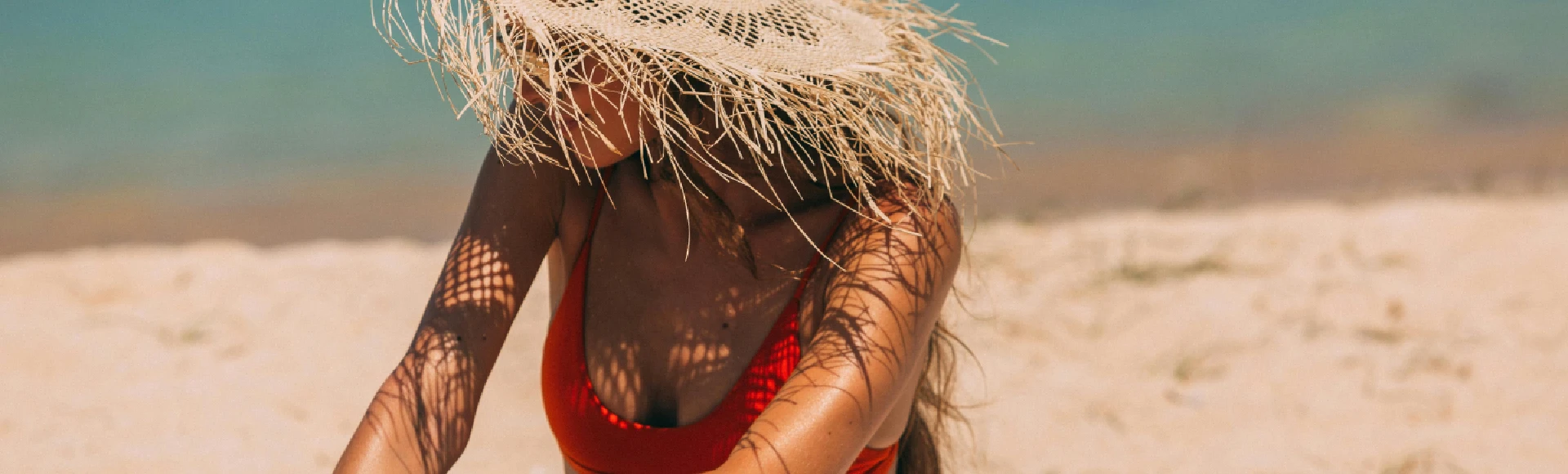 Nieregularne zmiany barwnikowe skóry mogą być oznaką czerniaka – raka skóry będącego wynikiem nadmiernej ekspozycji na promieniowanie UV. Kosmetyki przeciwsłoneczne zapewniające wysoką ochronę znajdziesz w Aptece Centralnej.  Nieregularne zmiany barwnikowe skóry mogą być oznaką czerniaka – raka skóry będącego wynikiem nadmiernej ekspozycji na promieniowanie UV. Kosmetyki przeciwsłoneczne zapewniające wysoką ochronę znajdziesz w Aptece Centralnej.