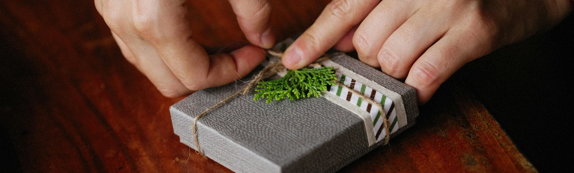 Drobne upominki pielęgnacyjne i niedrogie zestawy kosmetyków dla pań i panów znajdziesz w internetowej Aptece Centralnej.