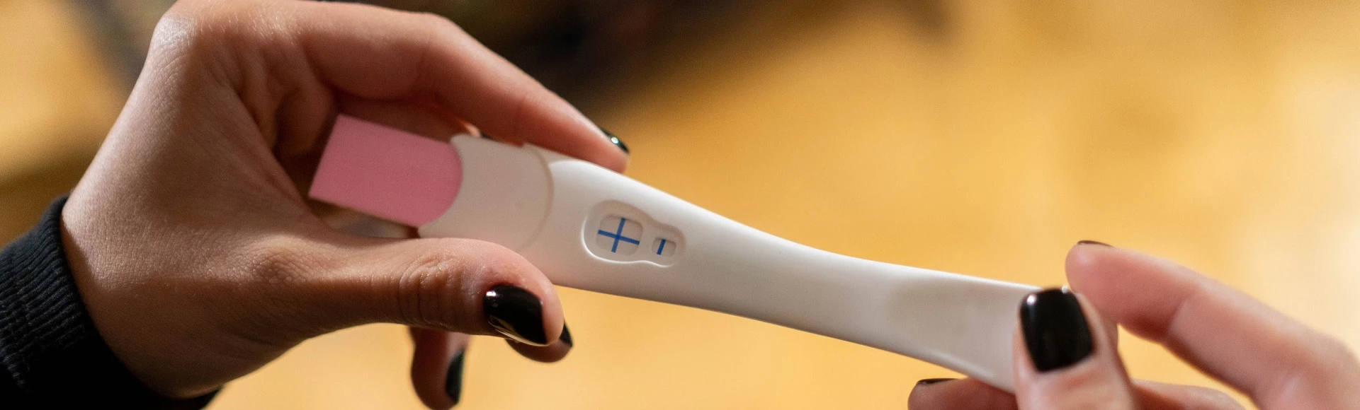 Testy ciążowe, badania beta hCG oraz preparaty dla kobiet w ciąży dostępne w internetowej aptece Centralna.pl