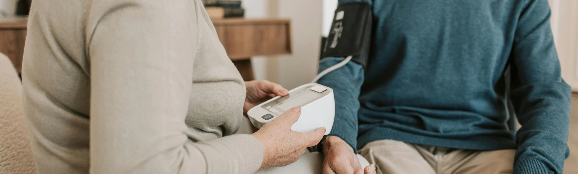 Aparaty do mierzenia ciśnienia, w tym ciśnieniomierze automatyczne i nadgarstkowe znajdziesz w internetowej aptece Centralna.pl