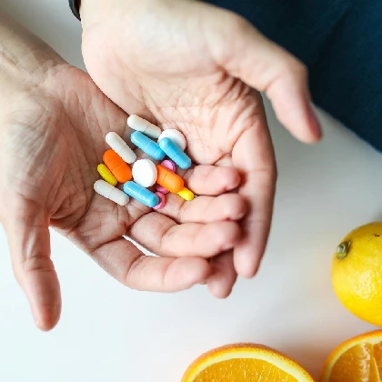 Witaminy dla seniora. Najczęstsze niedobory witamin u osób starszych i jak im zapobiegać