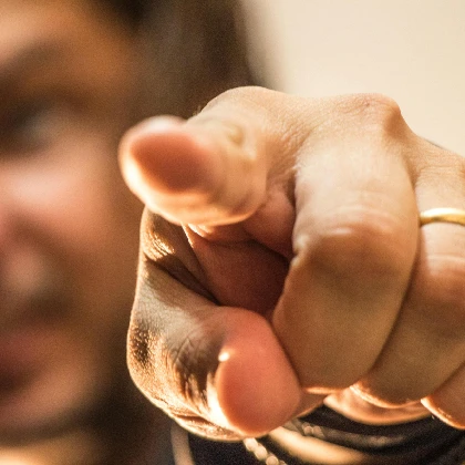 Zastrzał palca – czym jest, jak się objawia i jak go skutecznie leczyć?