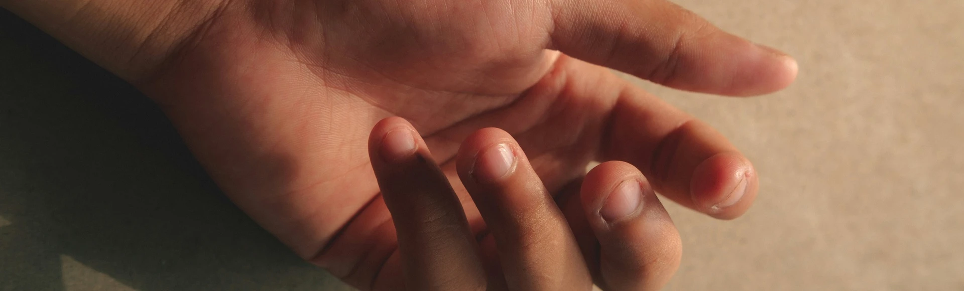 Preparaty na obgryzanie paznokci i odbudowujące płytkę kosmetyki do pielęgnacji paznokci znajdziesz w aptece internetowej Centralna.pl