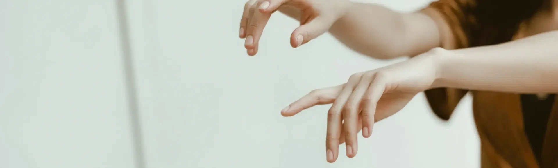 Nieprawidłowo wykonany manicure hybrydowy, uraz oraz niektóre choroby mogą osłabiać płytkę paznokci powodując onycholizę. Wzmacniające odżywki do paznokci znajdziesz w internetowej Aptece Centralnej.