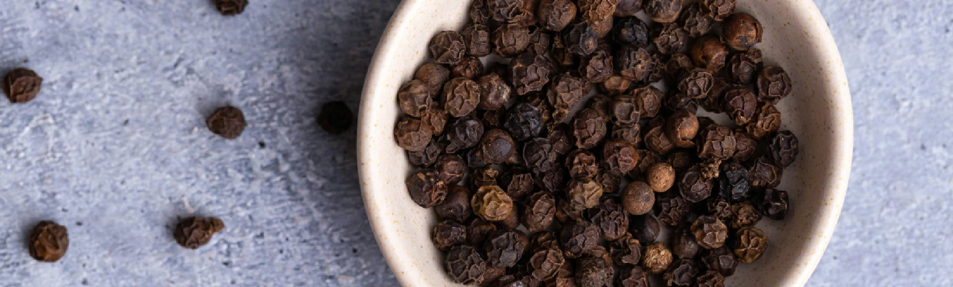 Pipieryna poprawia wchłanianie witamin, minerałów i innych substancji aktywnych. Suplementy diety wzbogacone o piperynę znajdziesz w internetowej Aptece Centralnej.