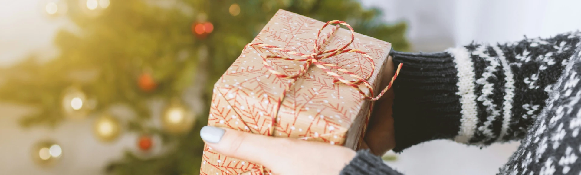 Witaminy dla mężczyzn, męskie kosmetyki czy ułatwiające kontrolę zdrowia gadżety? Pomysły na świąteczny prezent dla taty znajdziesz w internetowej Aptece Centralnej.