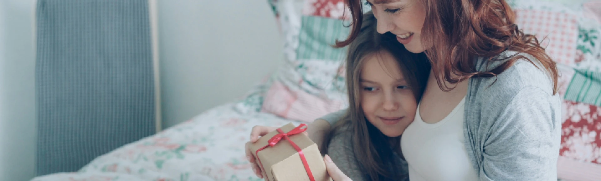 Witaminy dla kobiet, damskie kosmetyki czy prozdrowotne soki i syropy? Pomysły na świąteczny prezent dla mamy znajdziesz w internetowej Aptece Centralnej.