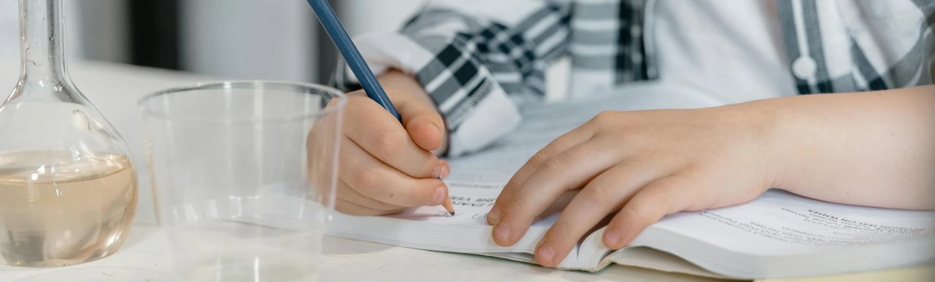 Natłok informacji, nadmiar gier komputerowych, a nawet niewłaściwa dieta mogą być przyczyną zaburzeń uwagi u dziecka. Właściwie dobrane suplementy diety i witaminy mogą skutecznie poprawić pamięć i koncentrację.