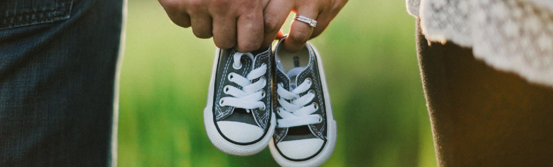 Trudności z zajściem w ciążę mogą wynikać ze stresu, problemów hormonalnych, niewłaściwej diety czy braku umiejętności w określeniu dni płodnych. Testy owulacyjne i witaminy dla kobiet planujących ciążę znajdziesz w Aptece Centralnej.