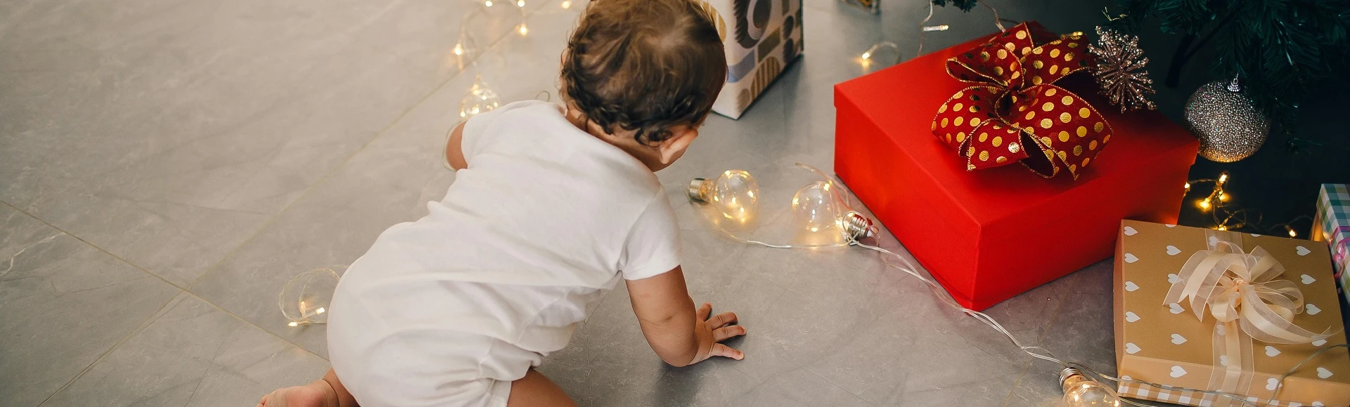 Kosmetyki dla niemowląt, suplementy dla dzieci czy elenktyczna niania? Pomysły na świąteczny prezent dla niemowląt i młodych rodziców znajdziesz w internetowej Aptece Centralnej.