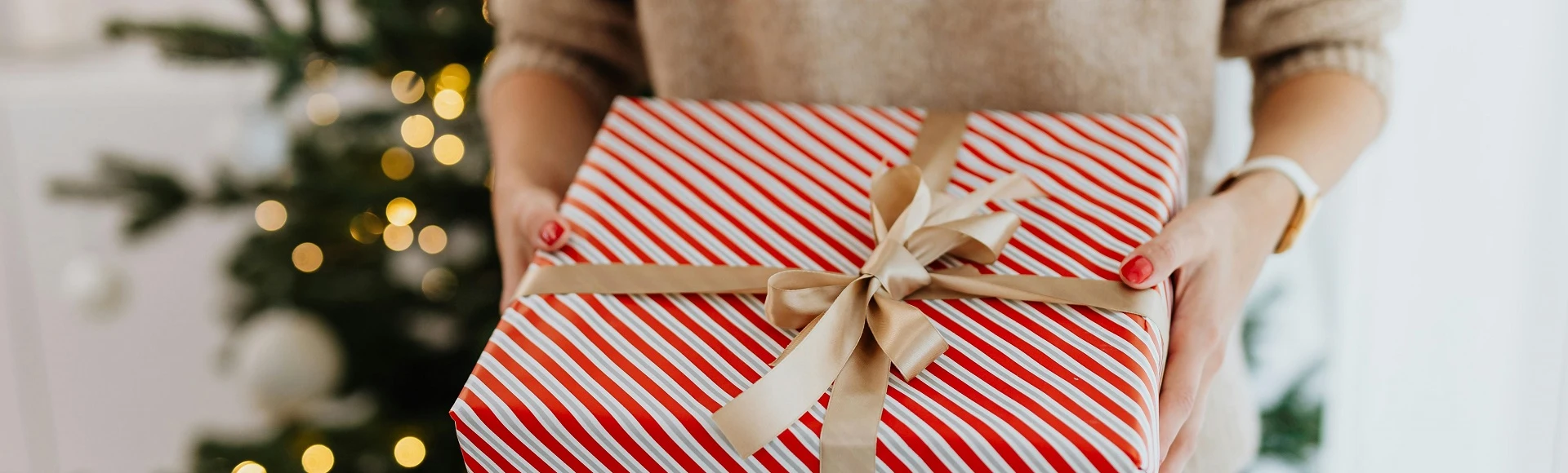 Kosmetyki dla kobiet, kolagen na skórę, włosy i paznokcie czy lampa na podczerwień? Pomysły na świąteczny prezent dla pań znajdziesz w internetowej Aptece Centralnej.