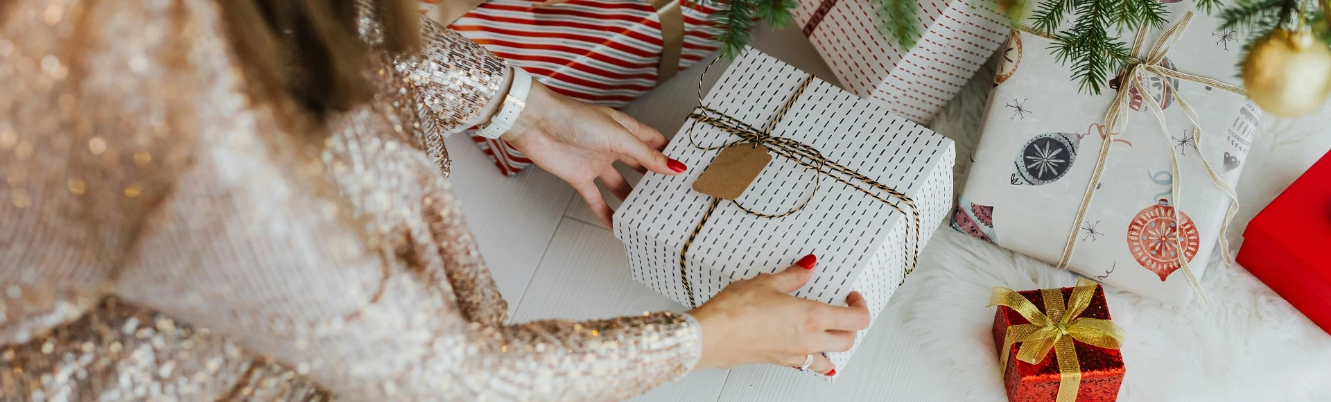 Witaminy na odporność, kosmetyki damskie i męskie oraz proste w obsłudze ciśnieniomierze. Pomysły na świąteczny prezent dla seniorów znajdziesz w internetowej Aptece Centralnej.