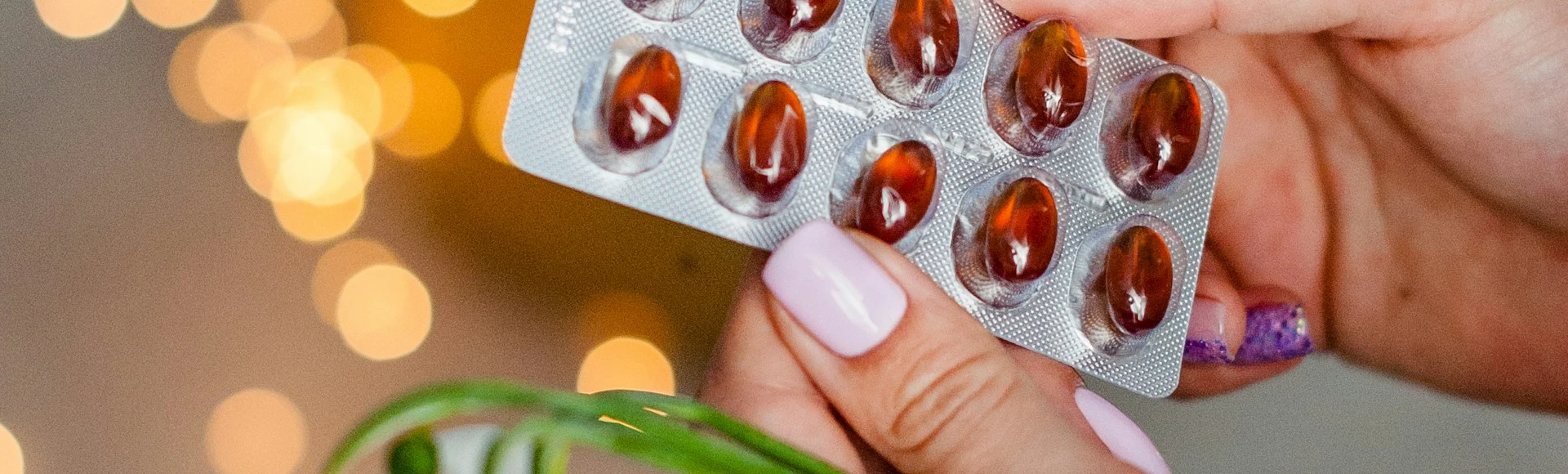 Niedobór witaminy B12 może powodować anemię, neuropatię czy osłabienie mięśni. Suplementy z witaminą B12 znajdziesz w internetowej Aptece Centralnej.
