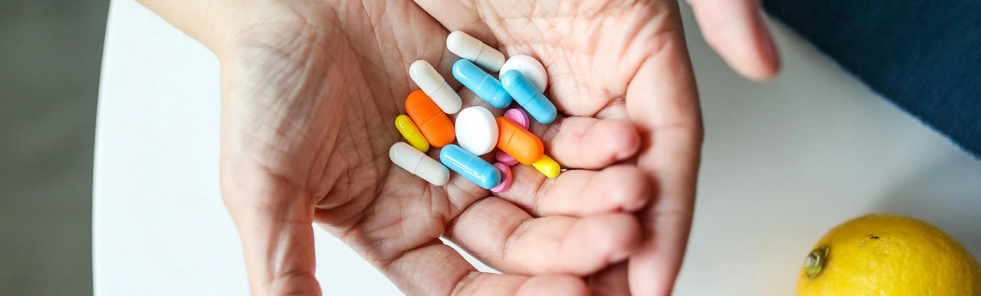 Suplementy diety dla seniorów uzupełniające niedobory witamin i minerałów znajdziesz w aptece internetowej Centralna.pl