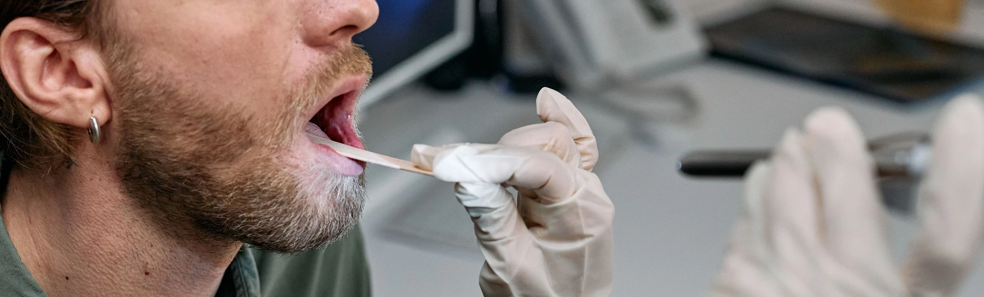 Sól fizjologiczną do inhalacji krtani oraz preparaty nawilżające błonę śluzową gardła znajdziesz na Centralna.pl