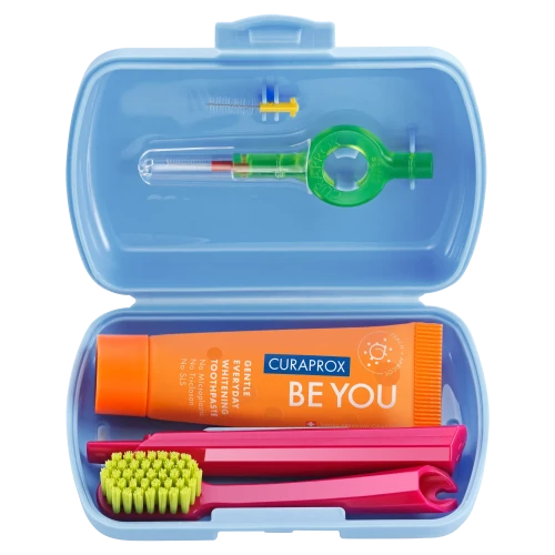 Curaprox Travel Set – zestaw podróżny niebieski, 1 sztuka - Pasta brzoskwinia + morela 10 ml + szczoteczka + szczoteczki międzyzębowe - 1