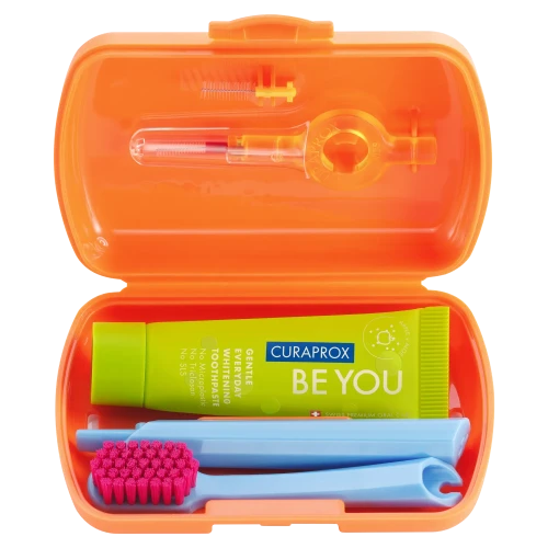 Curaprox Travel Set – zestaw podróżn pomarańczowy, 1 sztuka - Pasta Jabłko + Aloes 10 ml + szczoteczka + szczoteczki międzyzębowe - 1