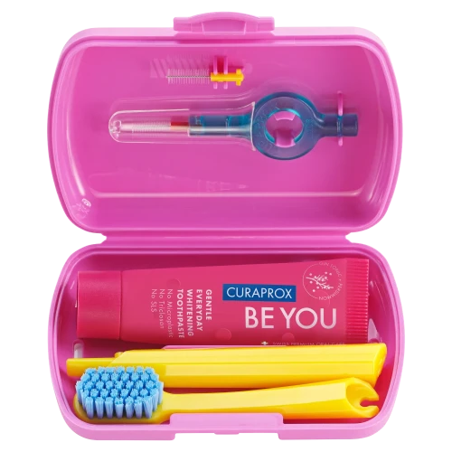 Curaprox Travel Set – zestaw podróżny różowy, 1 sztuka - Pasta gin z tonikiem i kaki 10 ml + szczoteczka + szczoteczki międzyzębowe - 1