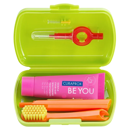 Curaprox Travel Set – zestaw podróżny zielony, 1 sztuka - Pasta arbuz 10 ml + szczoteczka + szczoteczki międzyzębowe - 1