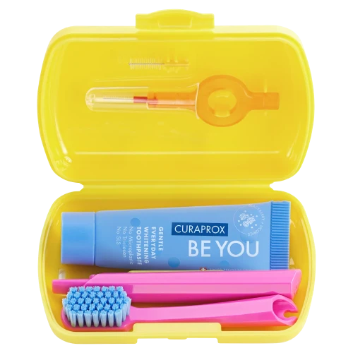Curaprox Travel Set – zestaw podróżny żółty, 1 sztuka  - Pasta jeżyna + lukrecja 10 ml + szczoteczka + szczoteczki międzyzębowe - 1