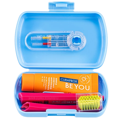 Curaprox Travel Set Duo Holder, Be You – zestaw podróżny niebieski, 1 sztuka - Pasta brzoskwinia + morela 10 ml + szczoteczka + szczoteczki międzyzębowe - 1